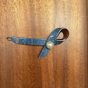 Elegant Blue Hair Clip with Pearl Accent